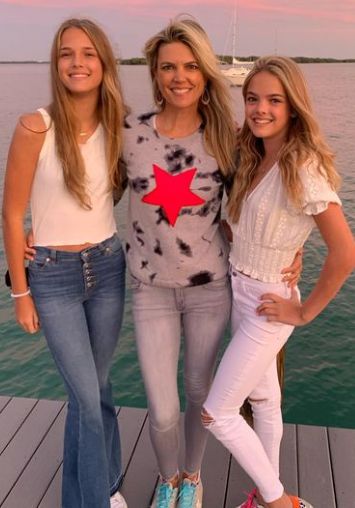 Melissa Stark and her twin daughters