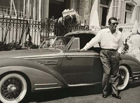 Trini's father, Robert Mitchum with his car