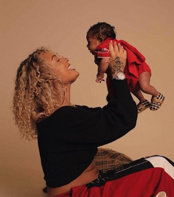 DaniLeigh with her daughter 