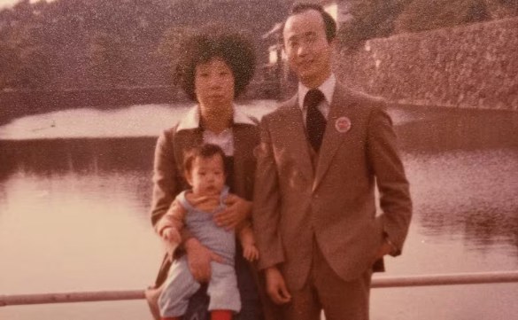Peter in his childhood with his parents 