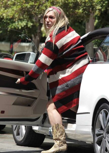 Kesha stepping out of her car