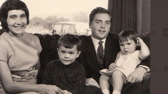 Huw con su esposa e hijos