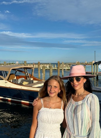 Bethenny with her daughter infront of the yacht 