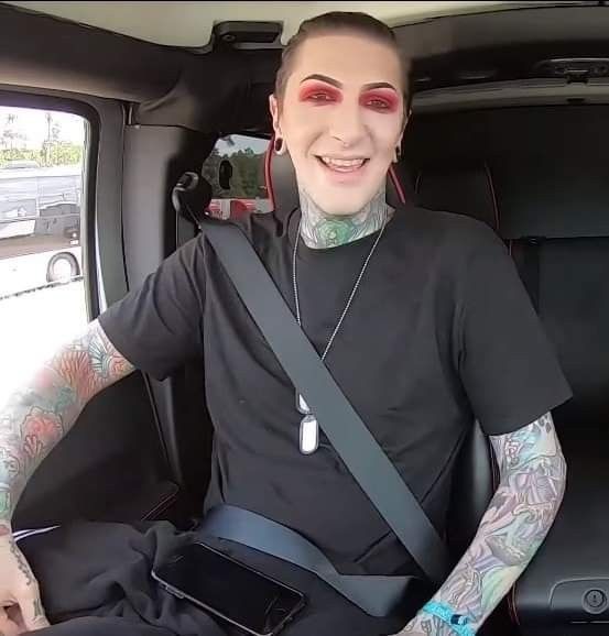 Chris Motionless's picture in car 