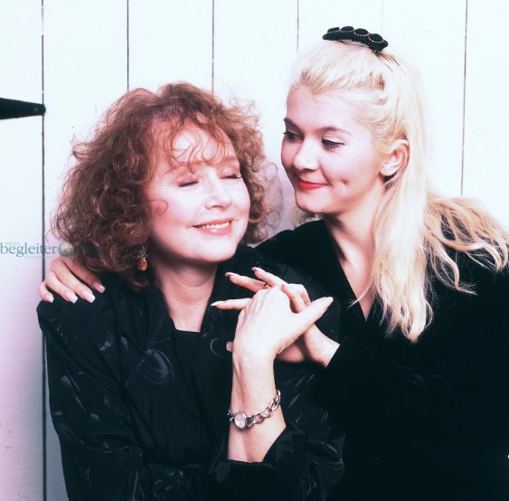 Piper Laurie and her daughter picture