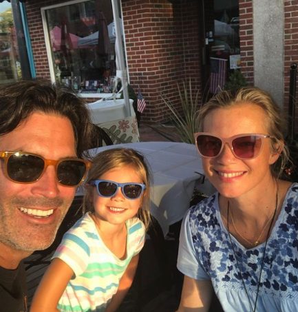 Amy Smart with her husband and daughter 