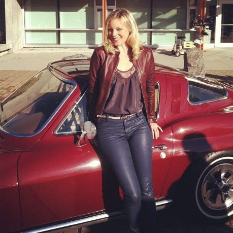 Amy Smart with her car 